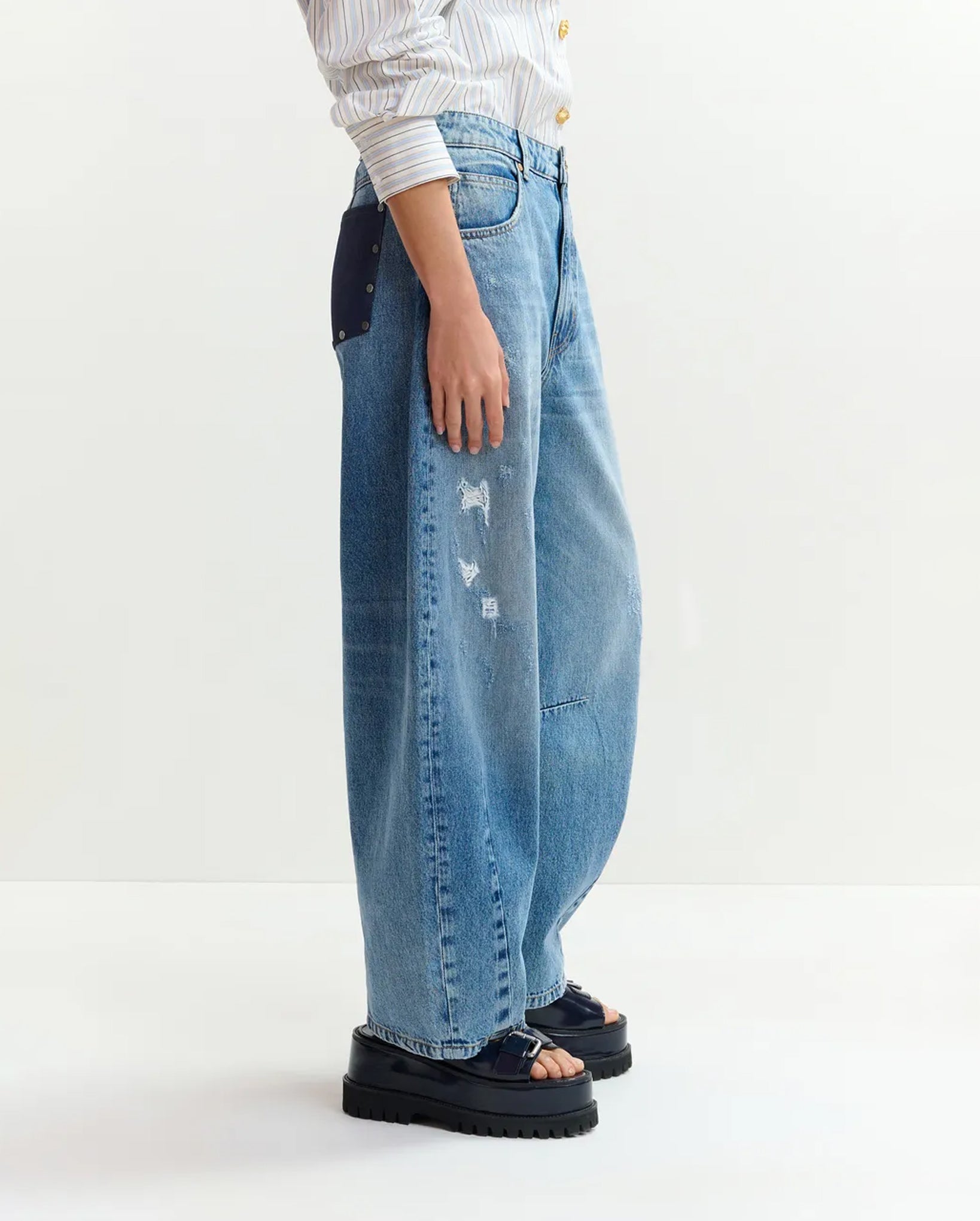 Distressed Cropped Barrel-Leg Jeans (Blue)
