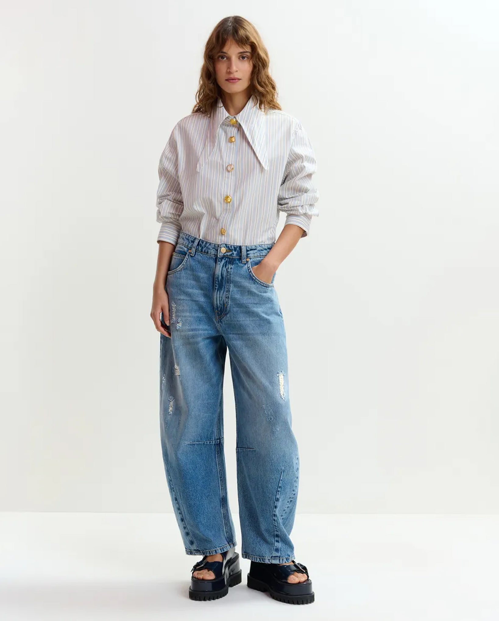 Distressed Cropped Barrel-Leg Jeans (Blue)