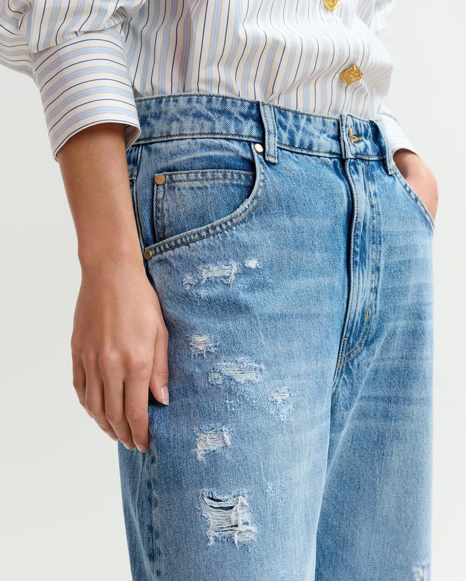 Distressed Cropped Barrel-Leg Jeans (Blue)