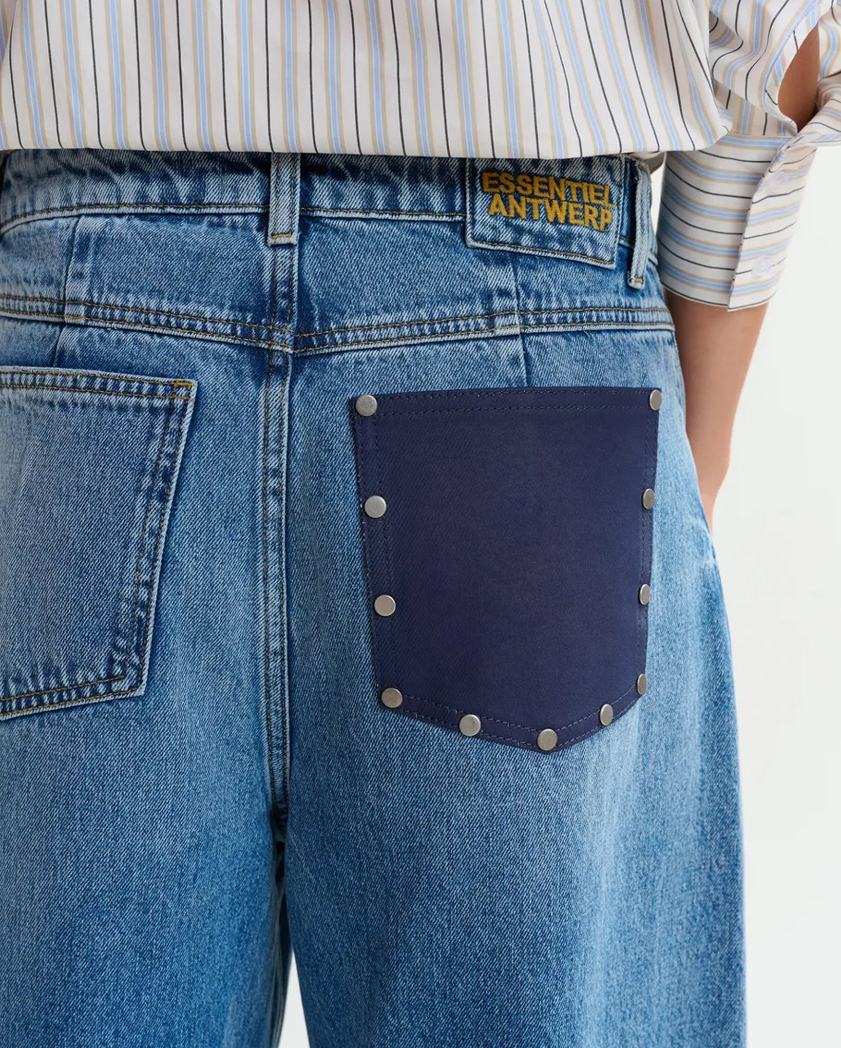 Distressed Cropped Barrel-Leg Jeans (Blue)