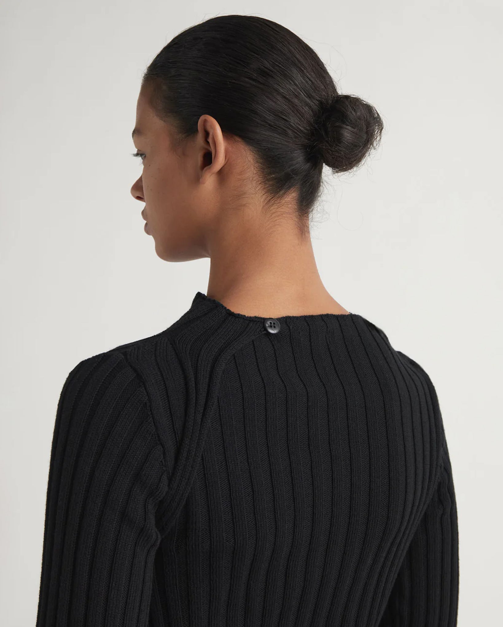 Esmolar Long-Sleeve Ribbed Knit Sweater (Black)