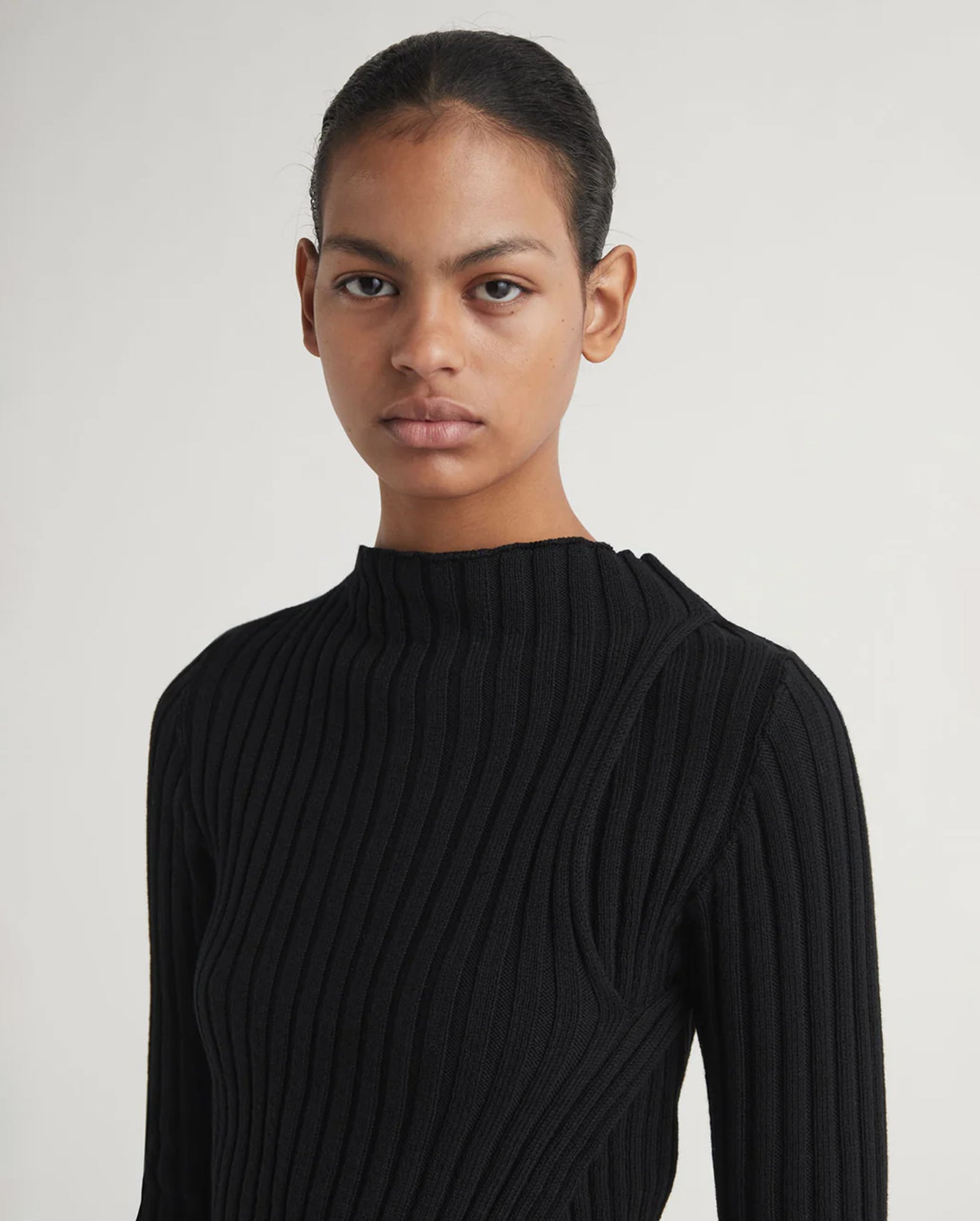 Esmolar Long-Sleeve Ribbed Knit Sweater (Black)