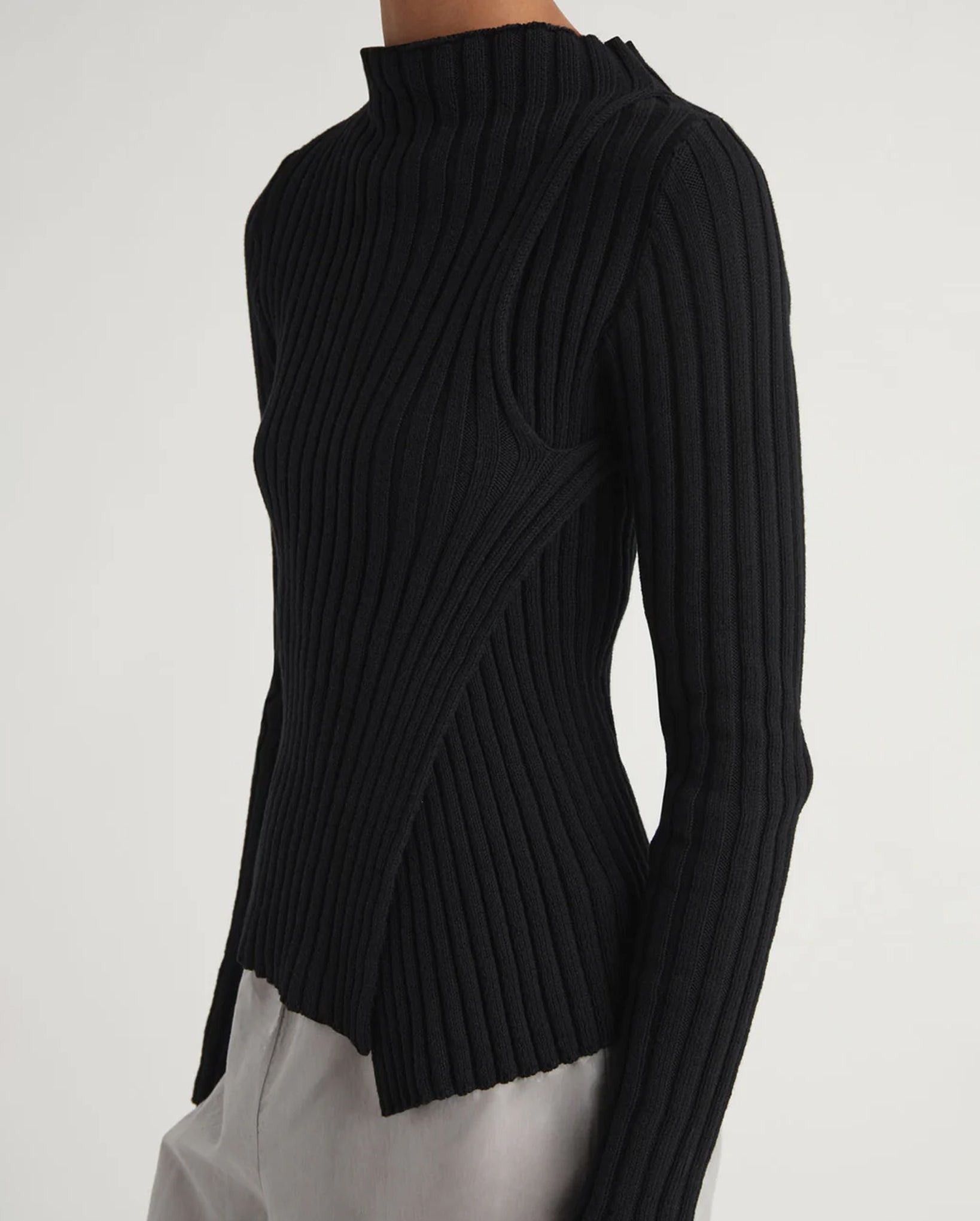 Esmolar Long-Sleeve Ribbed Knit Sweater (Black)