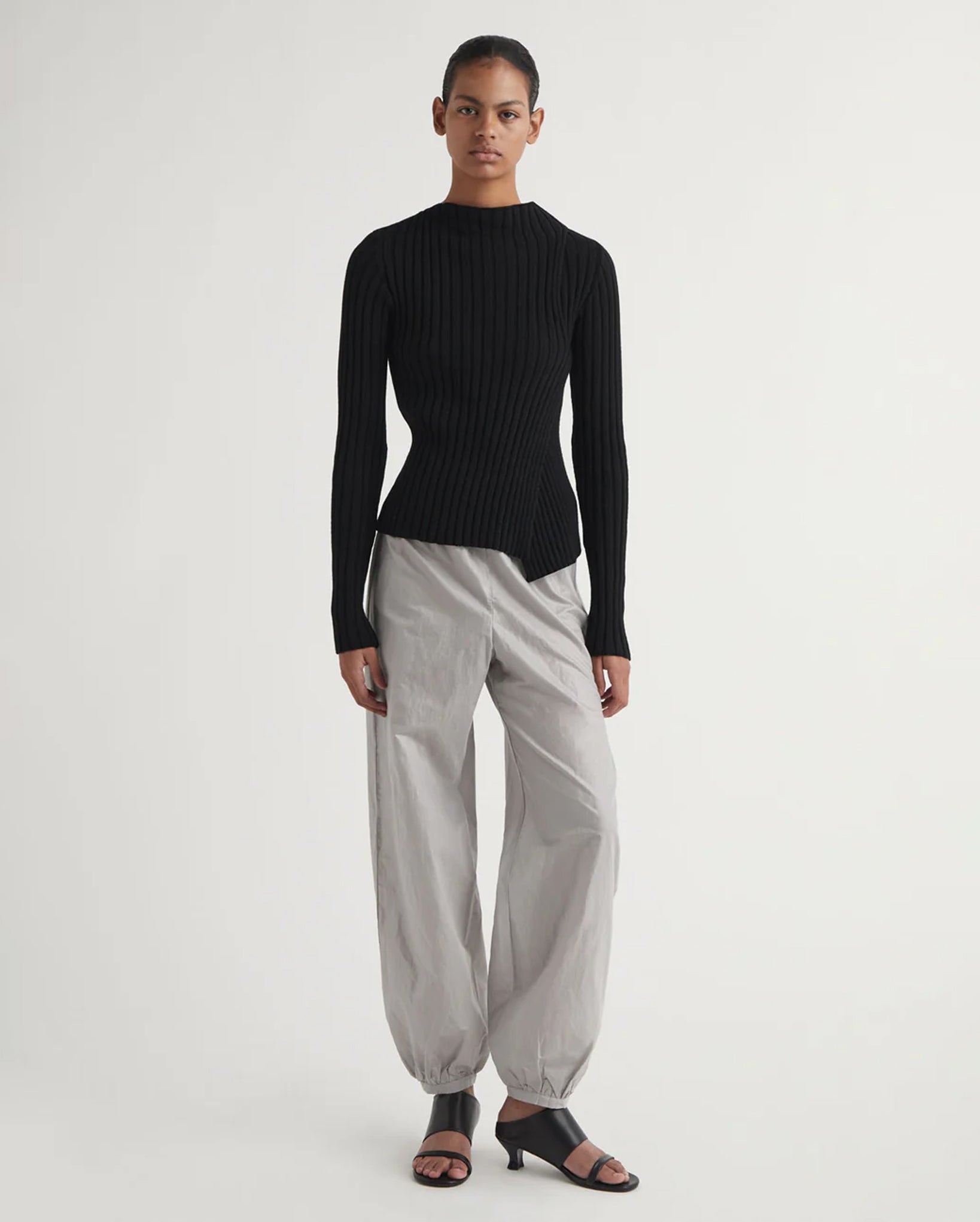 Esmolar Long-Sleeve Ribbed Knit Sweater (Black)