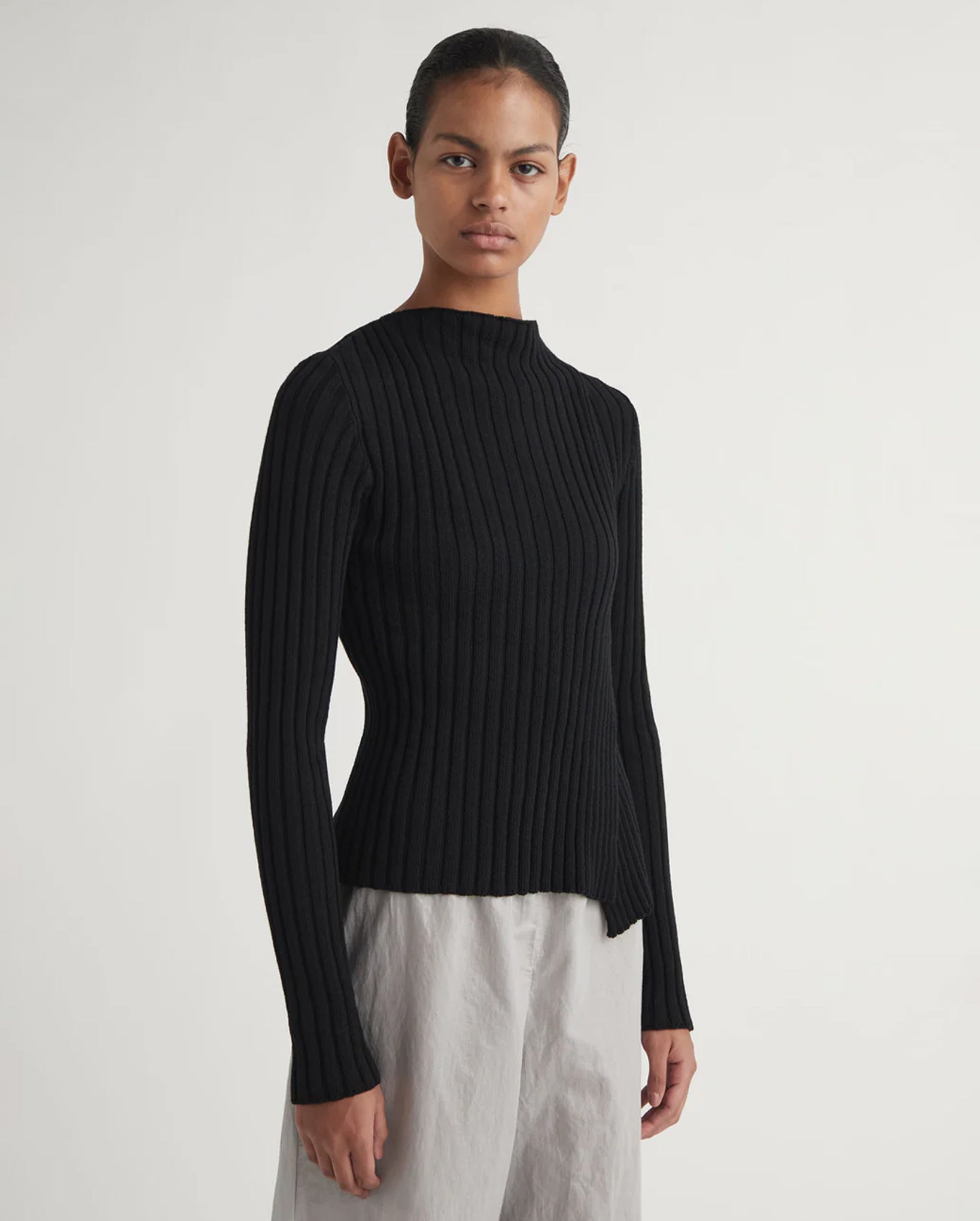 Esmolar Long-Sleeve Ribbed Knit Sweater (Black)