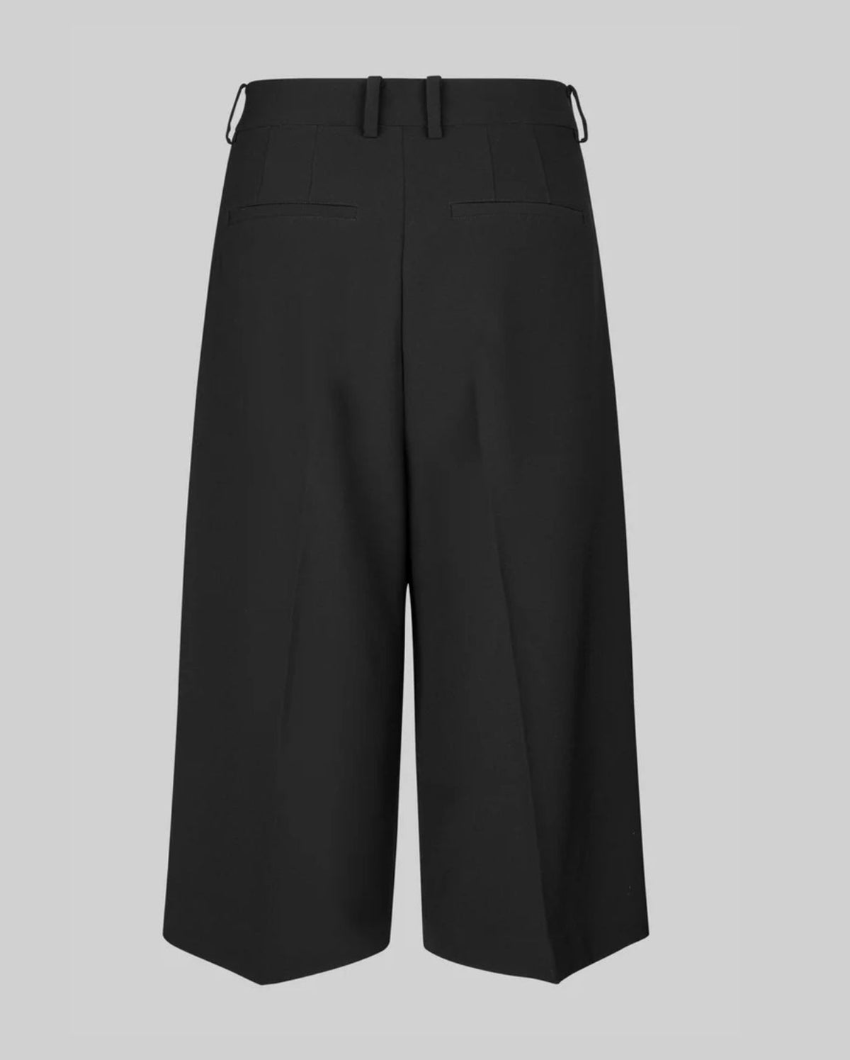 Flore Bermuda Shorts (Black)
