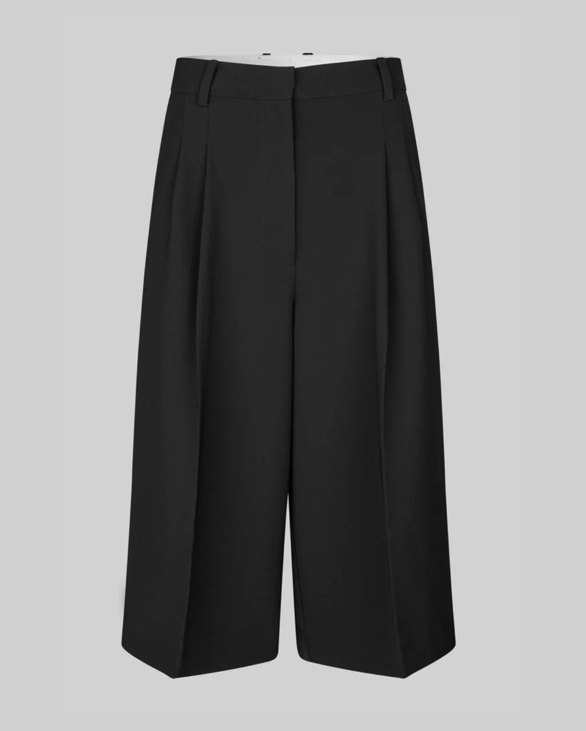 Flore Bermuda Shorts (Black)