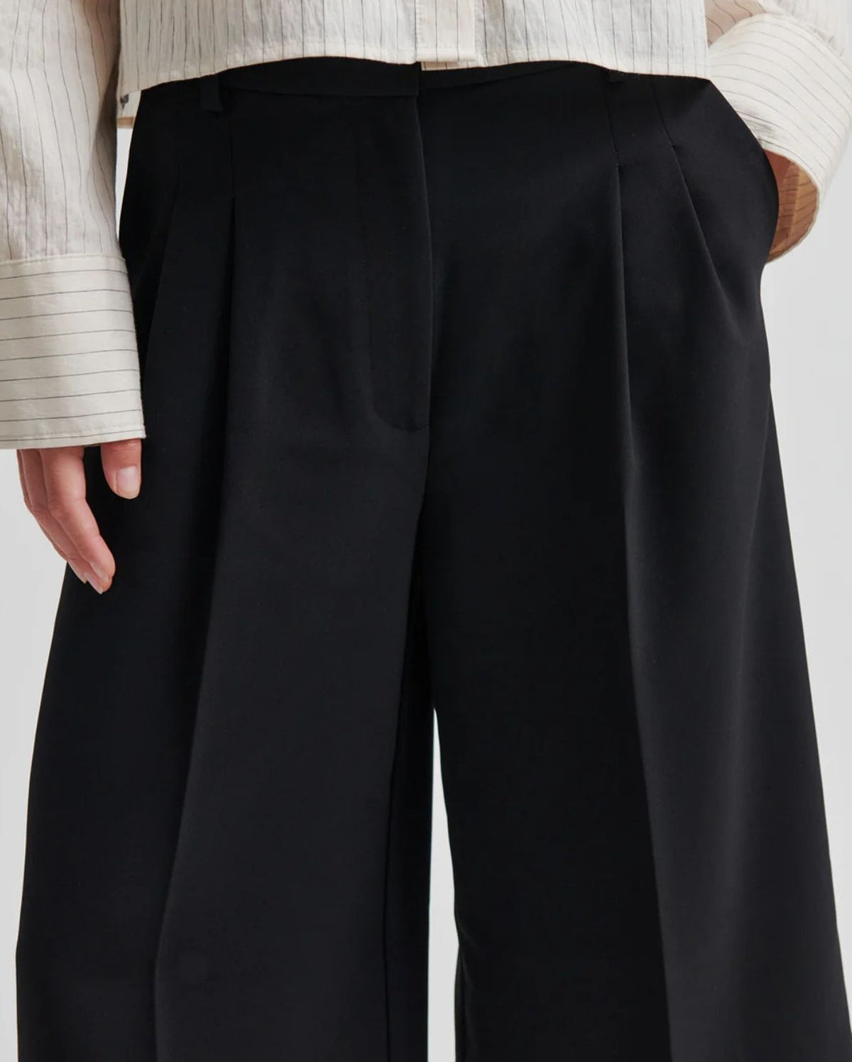 Flore Bermuda Shorts (Black)